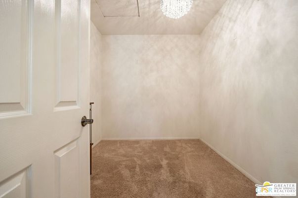 Empty room, Interior