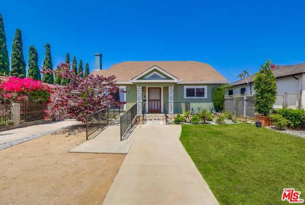 Backyard, Exterior, Facade, Ranch
