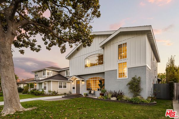 Exterior, Facade, Farmhouse