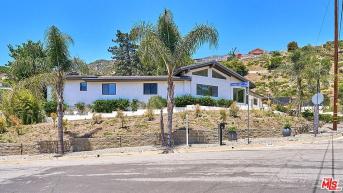 Exterior, Facade, Ranch