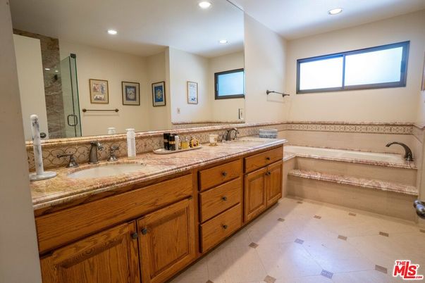 Bathroom, Dual Sink Vanities, Interior, Recessed Lighting
