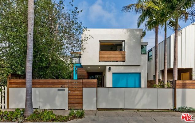 Exterior, Facade, Modern