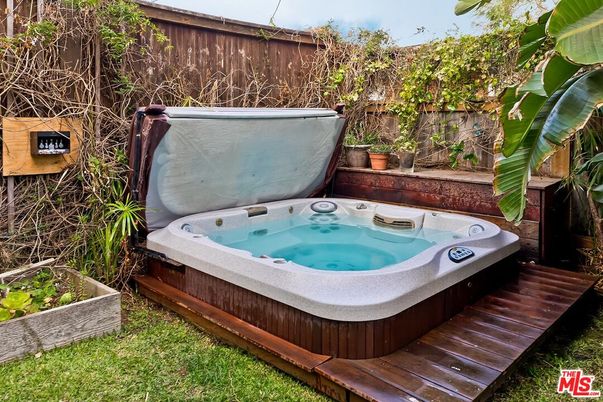 Exterior, Hot Tub