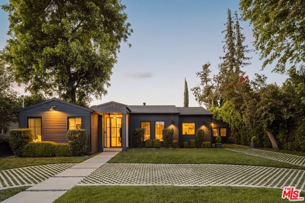 Backyard, Exterior, Facade, Ranch