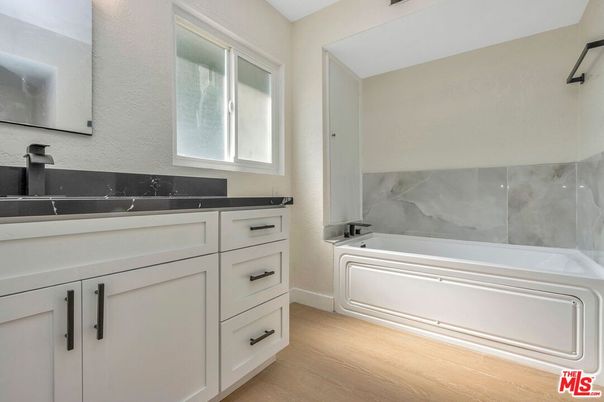 Interior, Washer, Wood Texture Flooring