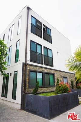 Exterior, Facade, Modern