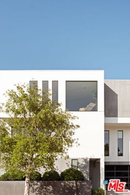Exterior, Facade, Modern
