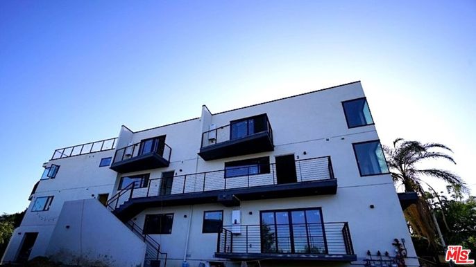 Exterior, Facade, Modern
