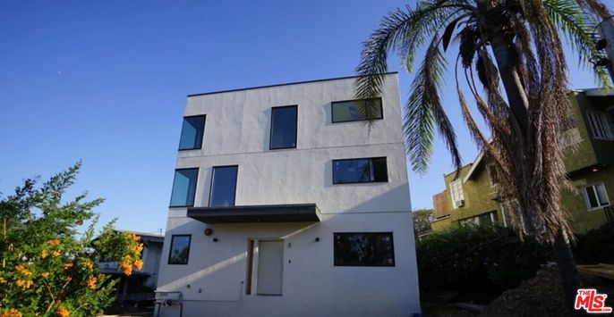Exterior, Facade, Modern