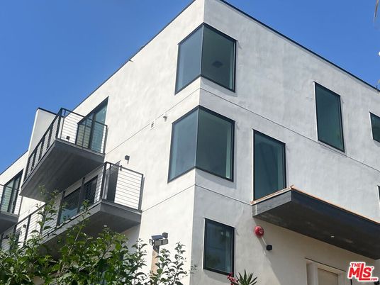 Exterior, Facade, Modern