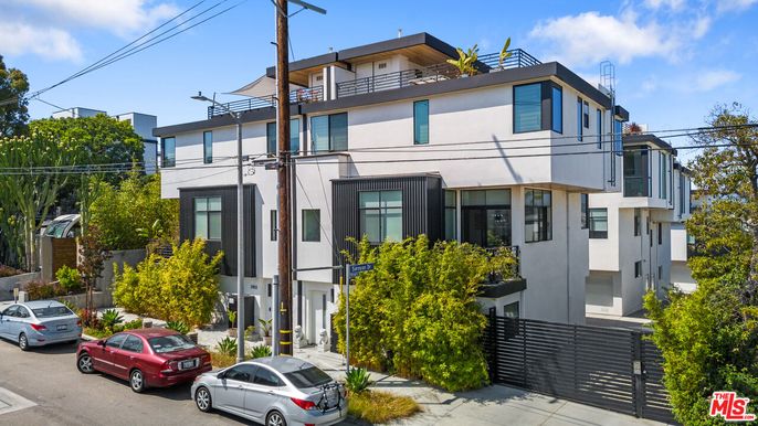Exterior, Facade, Modern