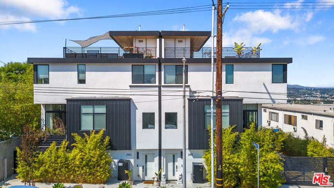 Exterior, Facade, Modern