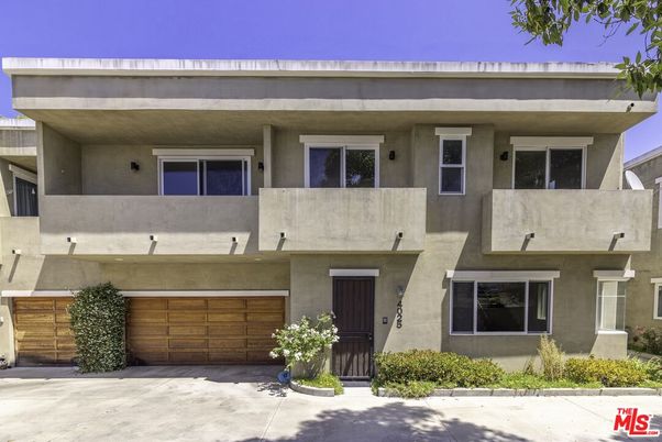 Attached, Exterior, Facade, Modern