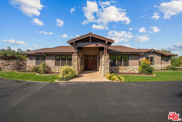 Exterior, Facade, Ranch