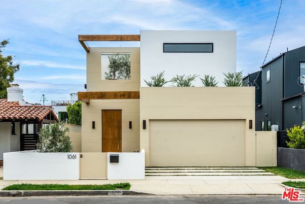 Attached, Exterior, Facade, Modern