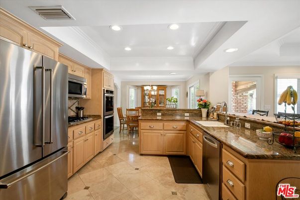 Chandelier, Dining room, Interior, Kitchen, Pendant Lights, Recessed Lighting, Stainless Steel Appliances