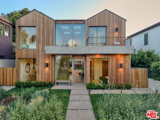 Exterior, Facade, Modern
