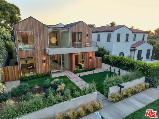 Backyard, Exterior, Facade, Modern