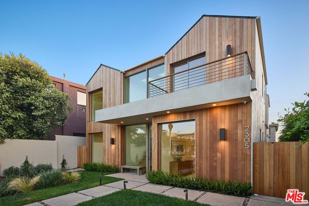 Exterior, Facade, Modern