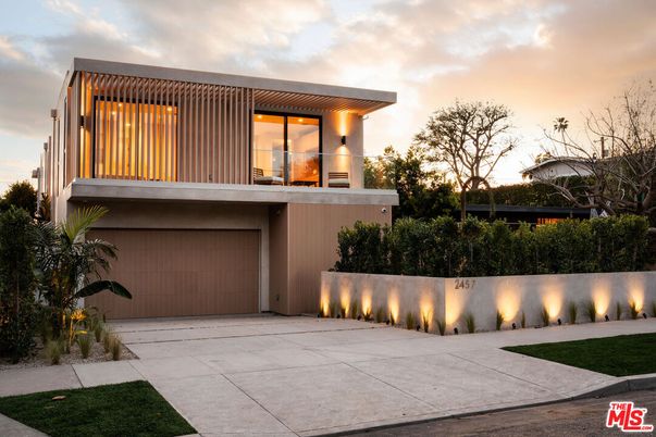 Attached, Exterior, Facade, Modern