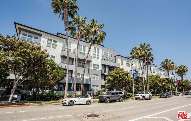 Exterior, Facade, Condo Building