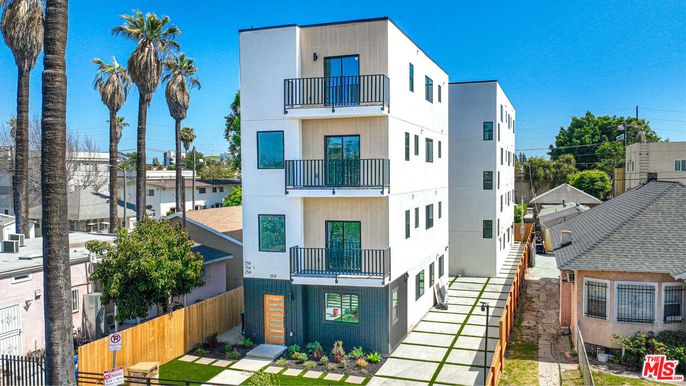 Exterior, Facade, Modern