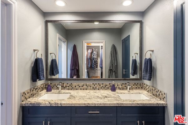 Bathroom, Dual Sink Vanities, Interior, Recessed Lighting