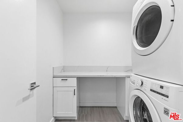 Interior, Utility Closets, Washer, Wood Texture Flooring