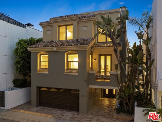Attached, Exterior, Facade, Mediterranean