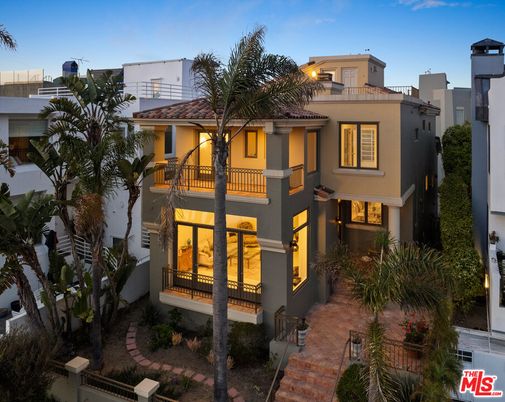 Exterior, Facade, Modern