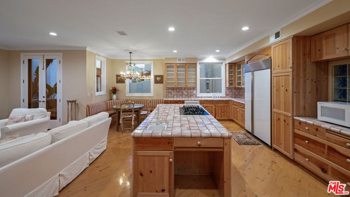 Chandelier, Dining room, Interior, Kitchen, Living room, Recessed Lighting, Tile Countertops, Wood Texture Flooring