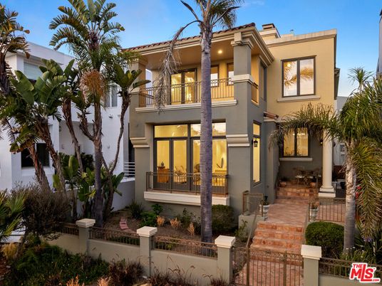 Exterior, Facade, Mediterranean