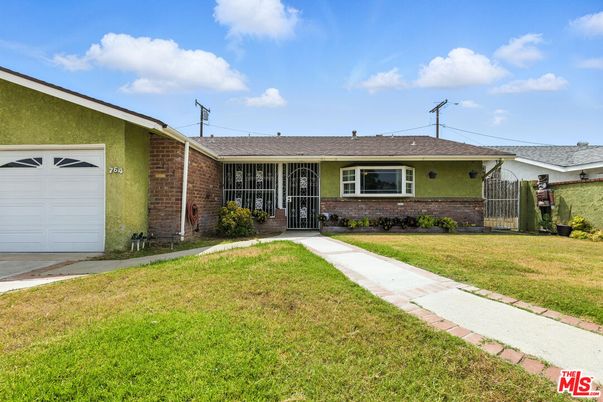 Attached, Backyard, Exterior, Facade, Brick Facade, Ranch