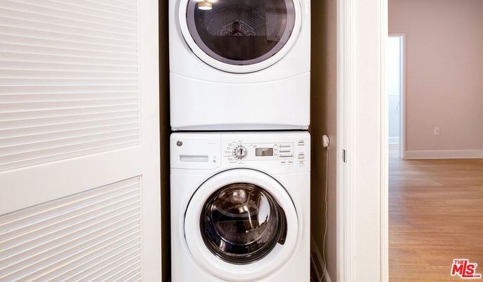Interior, Utility Closets, Washer, Wood Texture Flooring