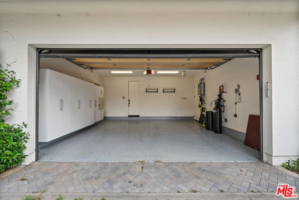 Exterior, Garage