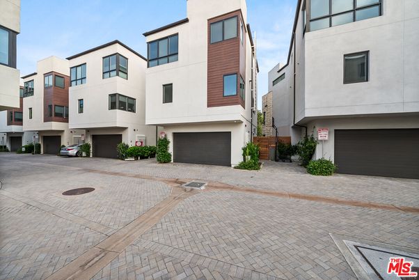 Attached, Exterior, Facade, Rowhouse
