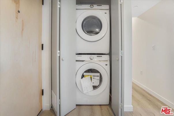 Interior, Utility Closets, Washer, Wood Texture Flooring