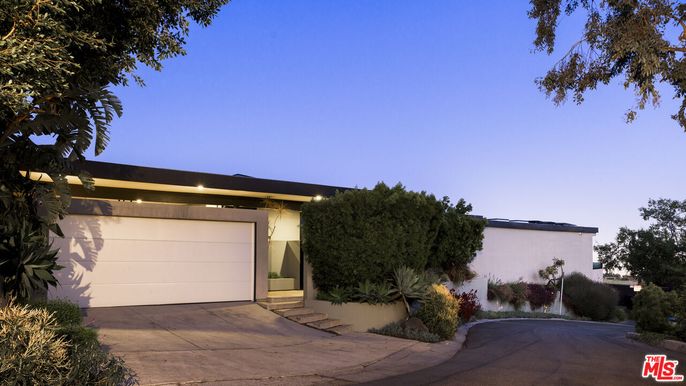 Attached, Exterior, Facade, Modern