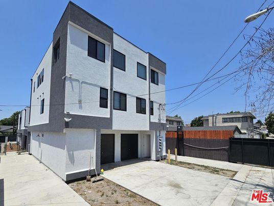 Attached, Exterior, Facade, Modern