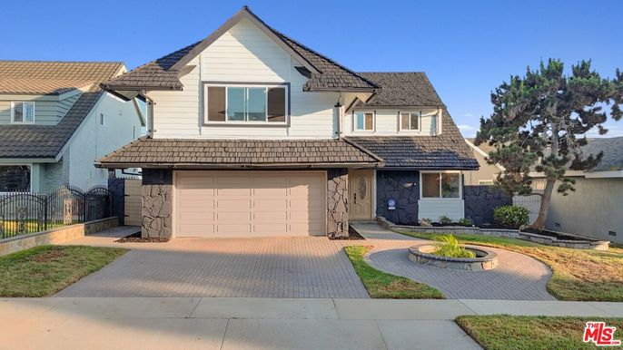 Attached, Exterior, Facade, Farmhouse