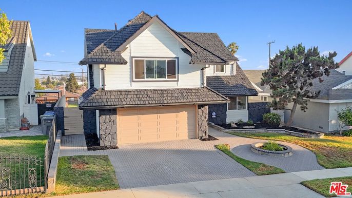 Attached, Exterior, Facade, Farmhouse