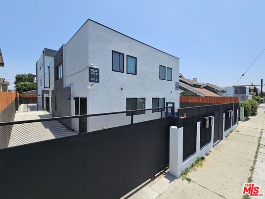 Exterior, Facade, Modern