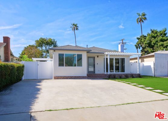 Backyard, Exterior, Facade, Ranch