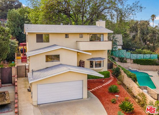 Attached, Exterior, Facade, Pool, Modern