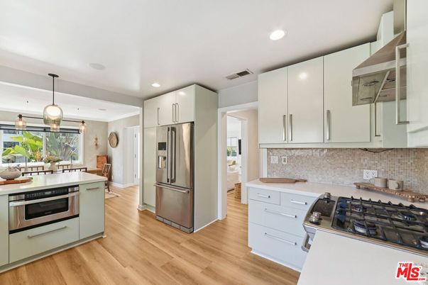 Dining room, Interior, Kitchen, Pendant Lights, Recessed Lighting, Stainless Steel Appliances, Wood Texture Flooring