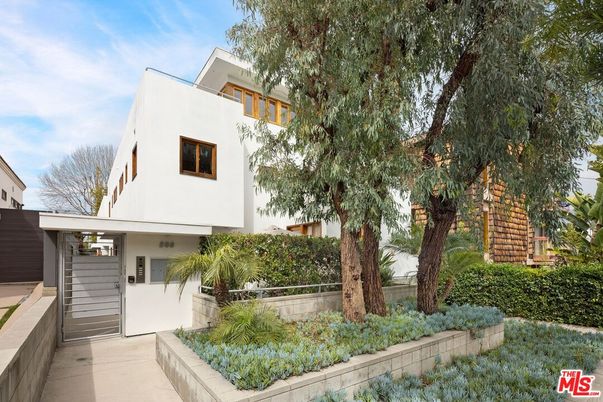 Exterior, Facade, Modern