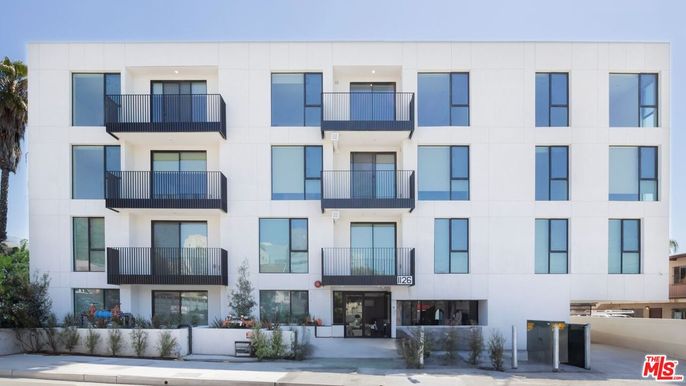 Exterior, Facade, Modern
