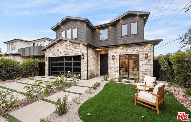 Attached, Exterior, Facade, Brick Facade, Modern