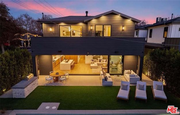 Backyard, Exterior, Facade, Modern