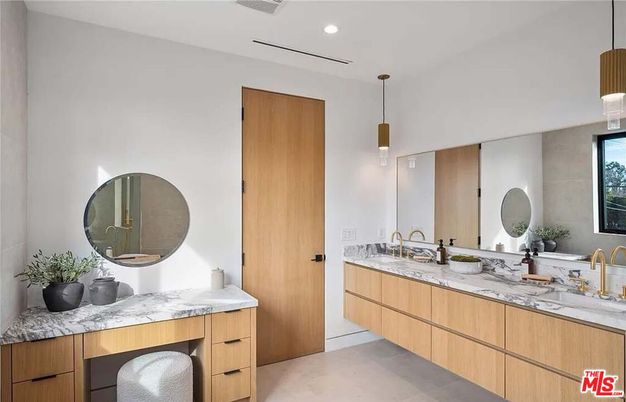 Bathroom, Dual Sink Vanities, Interior, Pendant Lights, Recessed Lighting